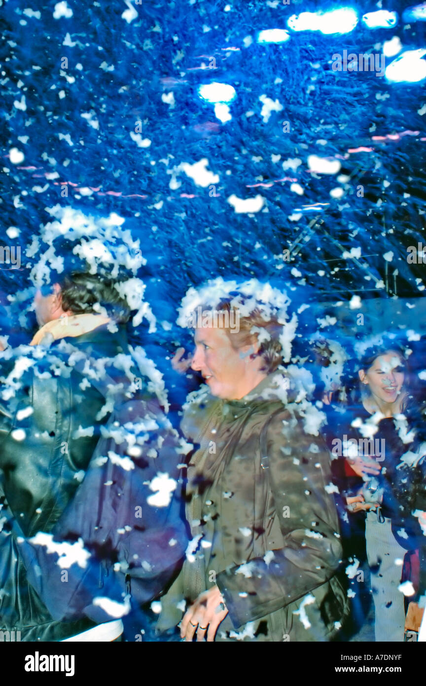 Paris, France, touristes à Outdoor ball avec neige artificielle pendant la nuit Blanche / nuit blanche 'événement public' personnes dans la tempête de neige Banque D'Images