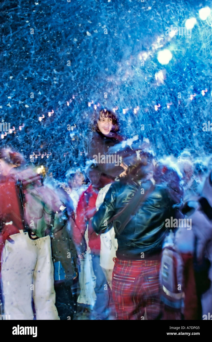 Paris France, touristes à la balle extérieure avec neige artificielle, lors de l'événement public Nuit Blanche/ Nuit blanche Banque D'Images