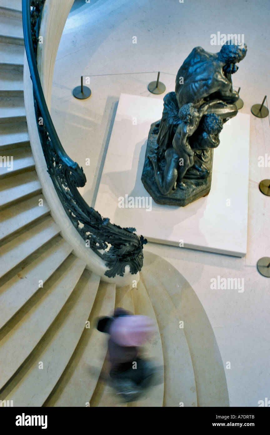Paris France, Femme descendant Stairway intérieur au Musée le 'petit Palais' 'Musée des Beaux Arts de la ville de Paris' (exposition universelle 1900 Banque D'Images