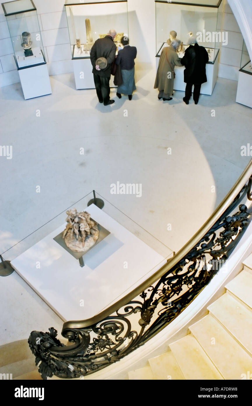 Touristes à Paris France, escalier intérieur dans le musée 'Petit Palais' musée des Beaux Arts de la Ville de Paris' Banque D'Images
