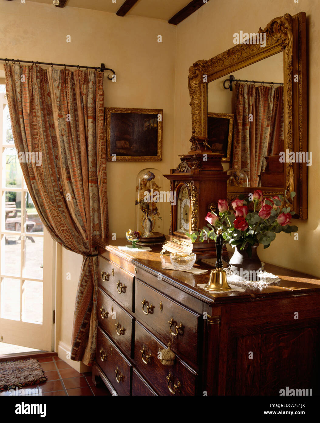 Grand miroir en bois au-dessus de commode ancienne en position neutre avec  hall rideaux crème Photo Stock - Alamy