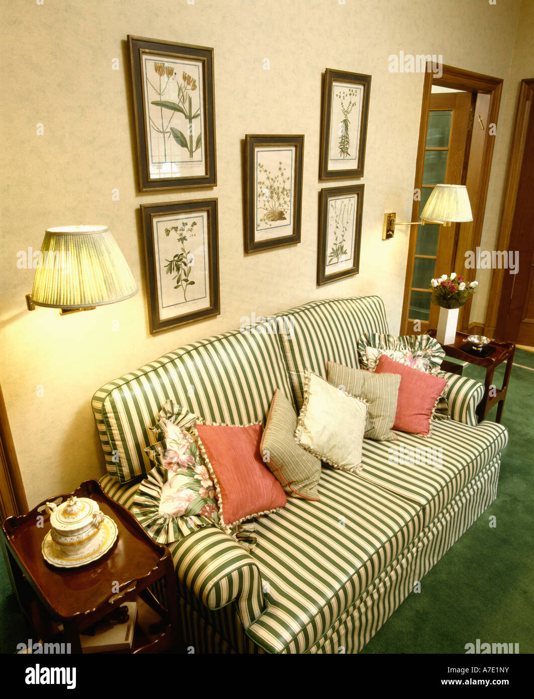 Canapé Vert et blanc rayé rouge et vert avec des gommes ci-dessous photos  sur mur dans salon traditionnel Photo Stock - Alamy