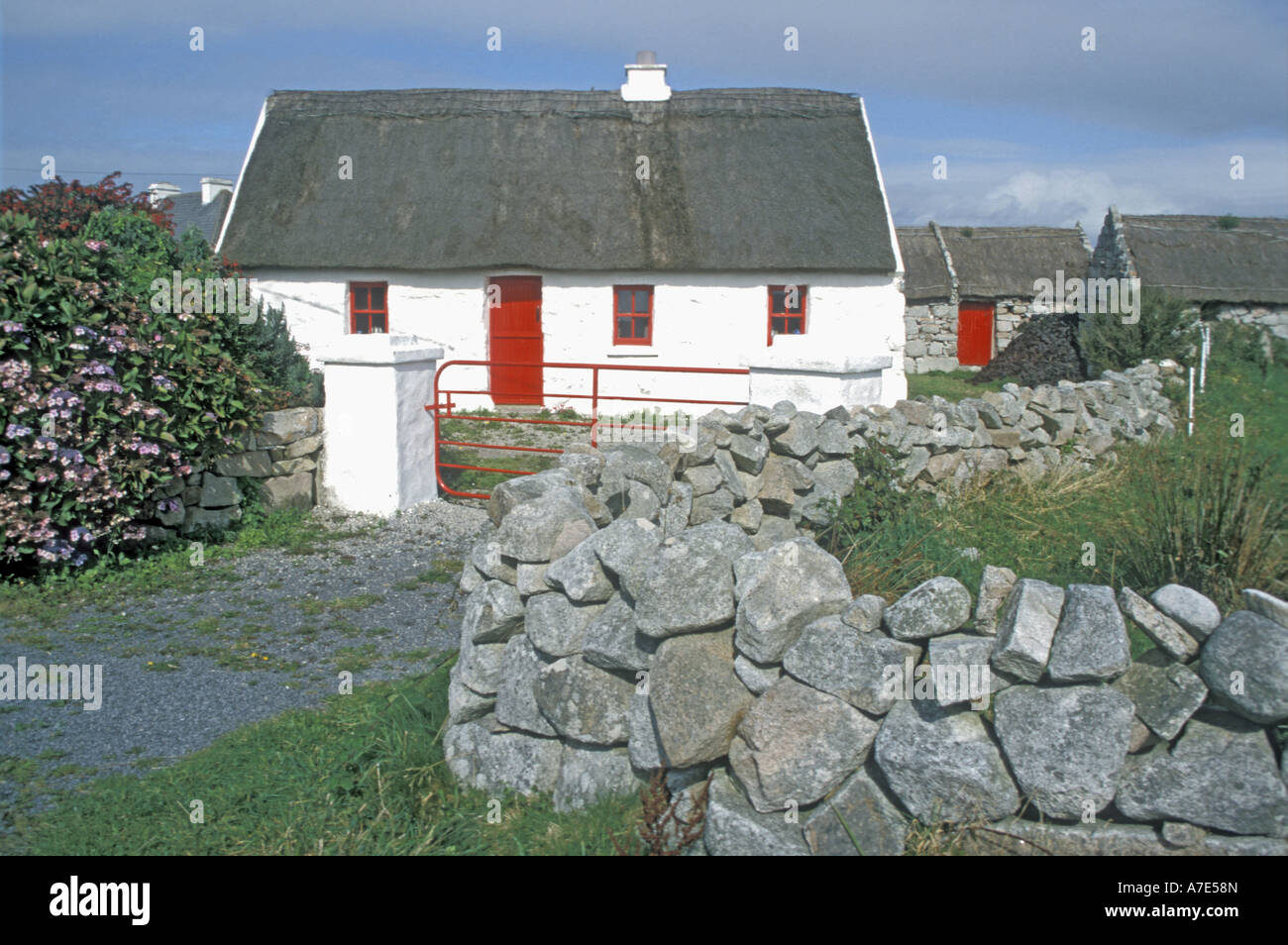 Europe Irlande Galway Connemara Irish cottage au toit de Banque D'Images