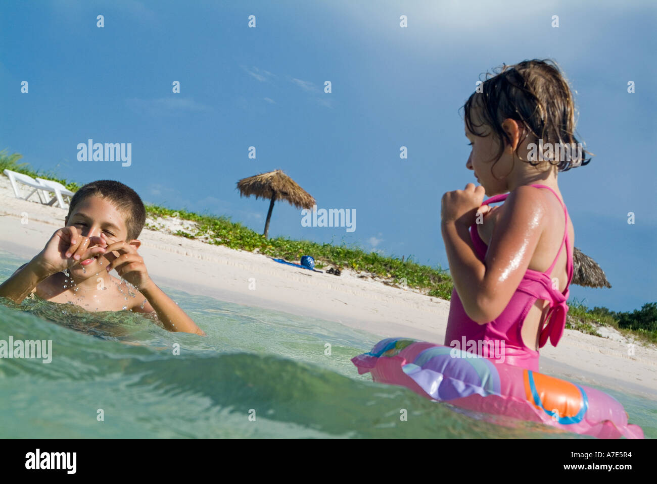 Garçon et fille à nager dans les eaux tropicales à Cayo Jutias, Cuba. Banque D'Images