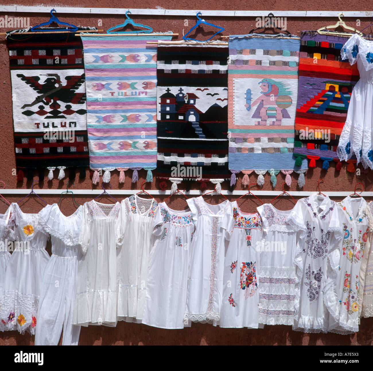 De tapis traditionnels et de l'habillement sur le marché à Playa del Carmen, Quintana Roo, Yucatan, Mexique Banque D'Images