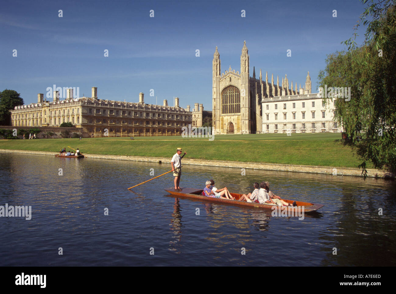 Barques sur la rivière Cam en face de King s College Cambridge Cambridgeshire Angleterre East Anglia UK Banque D'Images