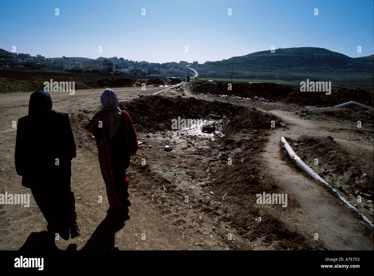 L'entrée des femmes palestiniennes du camp d'El Fawar en Cisjordanie par pied Banque D'Images