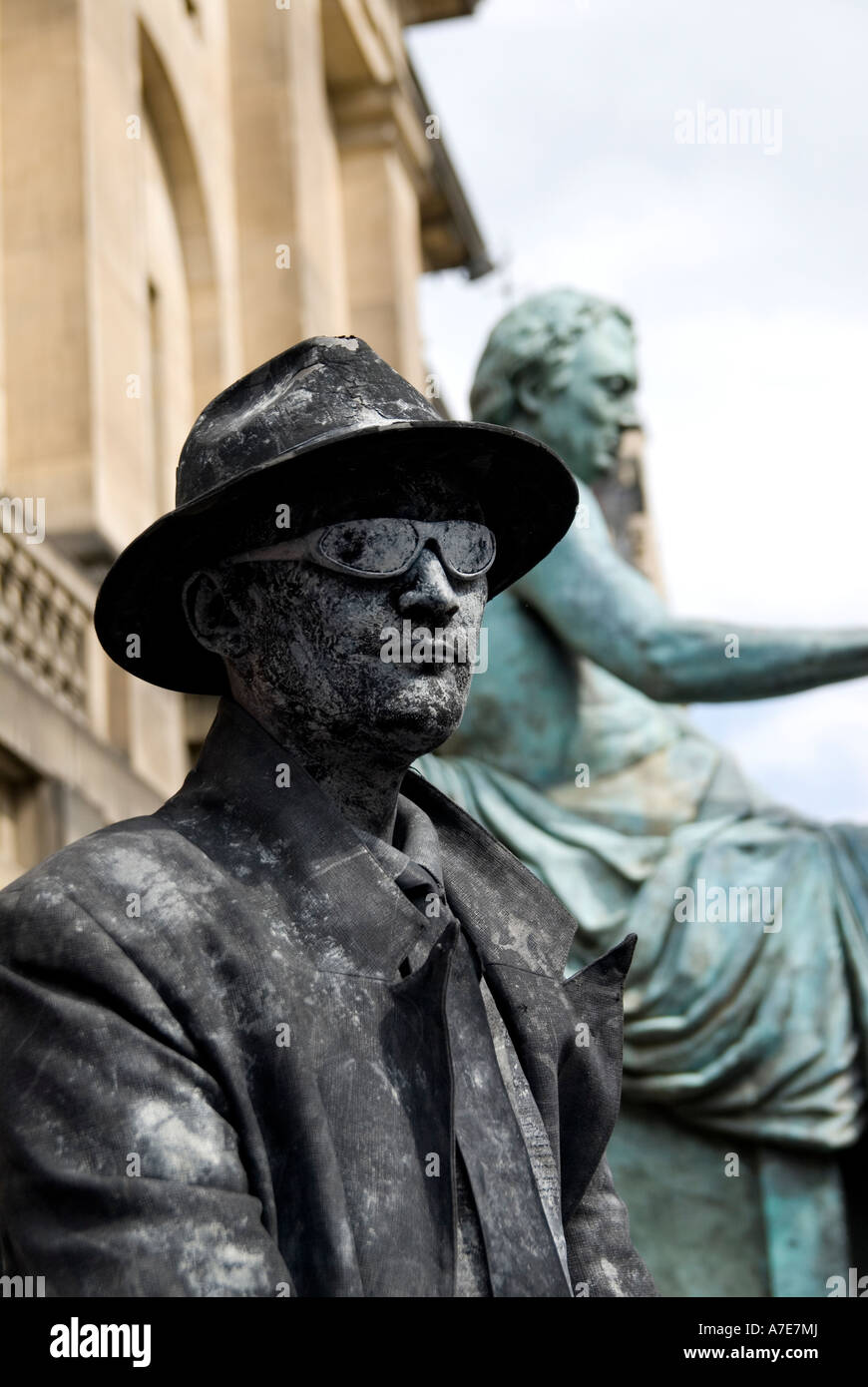 Artiste de rue avec statue de David Hume dans l'arrière-plan Royal Edinburgh Banque D'Images