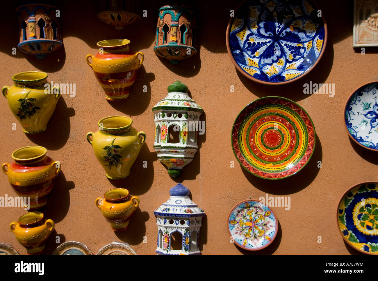 Affichage de la céramique espagnole dans un magasin à Grenade Espagne Banque D'Images