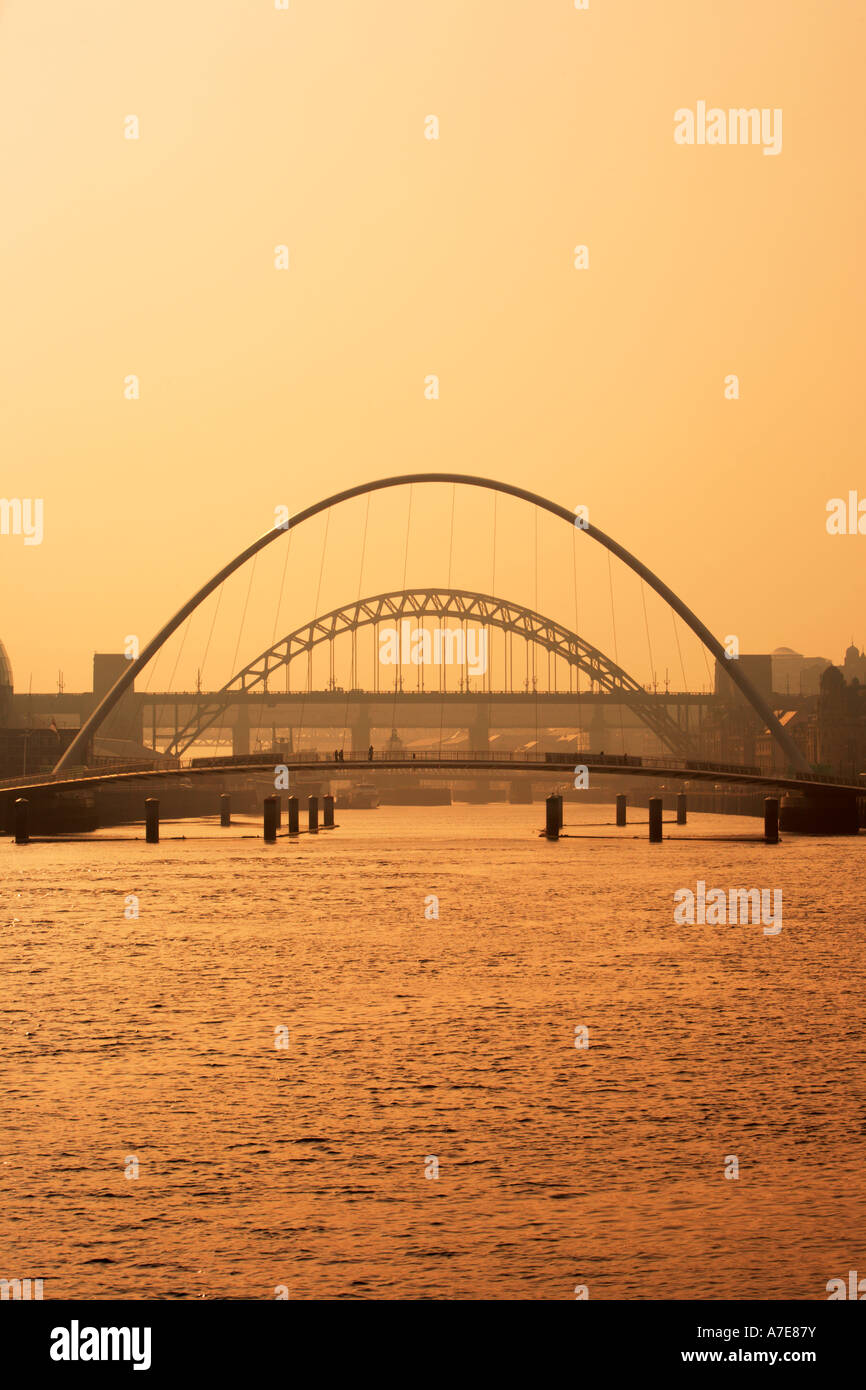 Tyne à Gateshead Millennium Bridge et le pont Tyne Newcastle upon Tyne Tyne et Wear Angleterre Banque D'Images