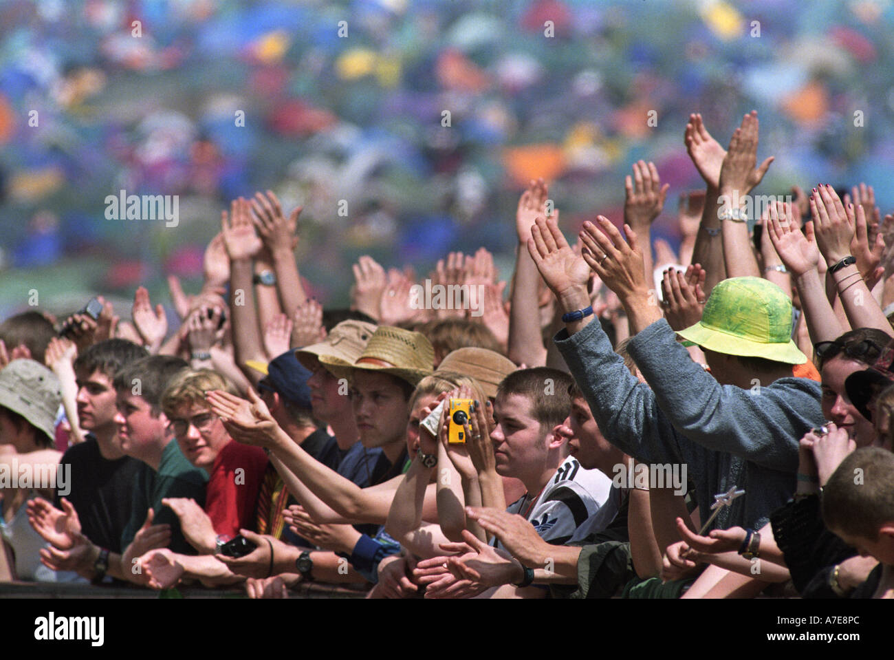 Le soleil brille, LES FOULES À L'Rock festival de Glastonbury 1999 UK Somerset Banque D'Images