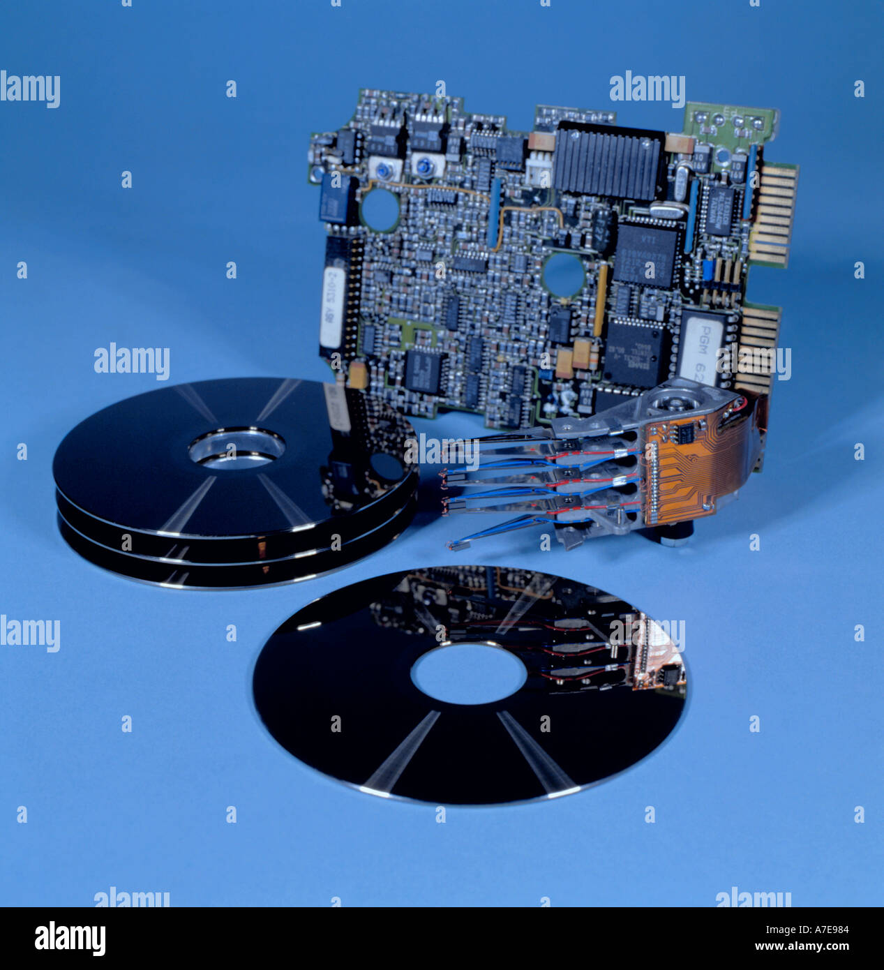 Disque dur démantelés montrant la tête de lecture/écriture du disque,  cylindres et carte contrôleur Photo Stock - Alamy