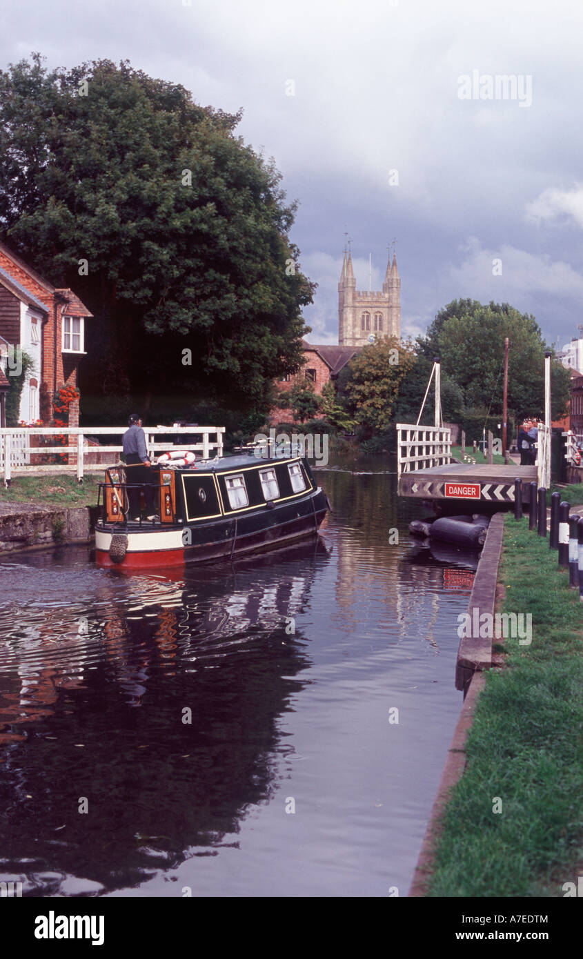 Grand classique en passant par les usines de l'Ouest sur le pont tournant du canal Kennet & Avon à Newbury, Berkshire, Angleterre de l'Ouest Banque D'Images