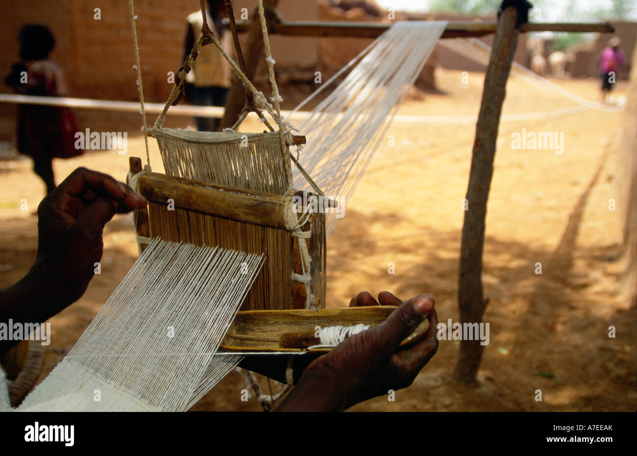 Ende, pays dogon, Mali ; un homme tisse le coton local sur une bande traditionnels à tisser. Banque D'Images