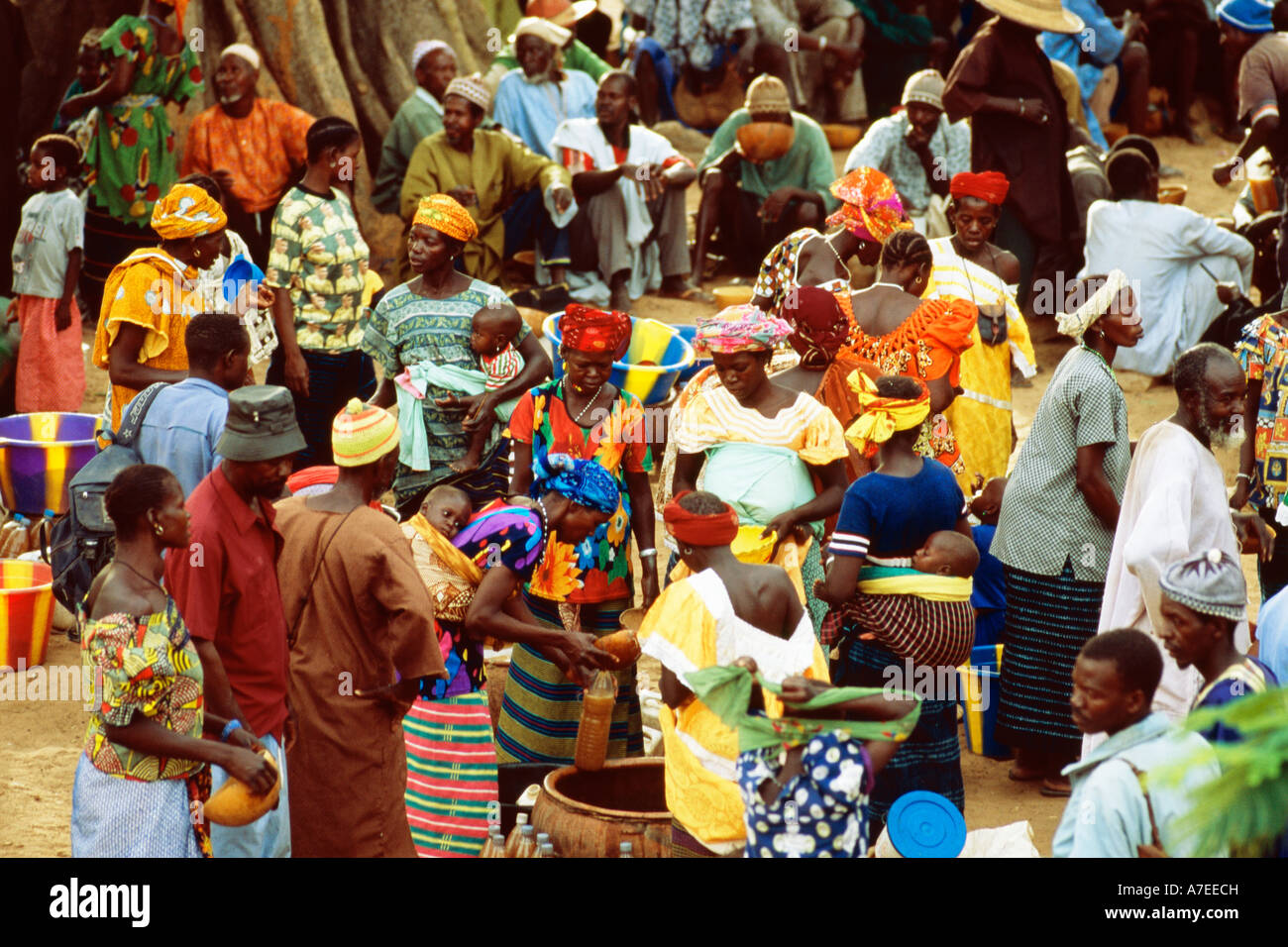 Nombori, pays dogon, Mali ; les femmes vendre bière de mil fermenté dans le marché hebdomadaire, elevated view Banque D'Images
