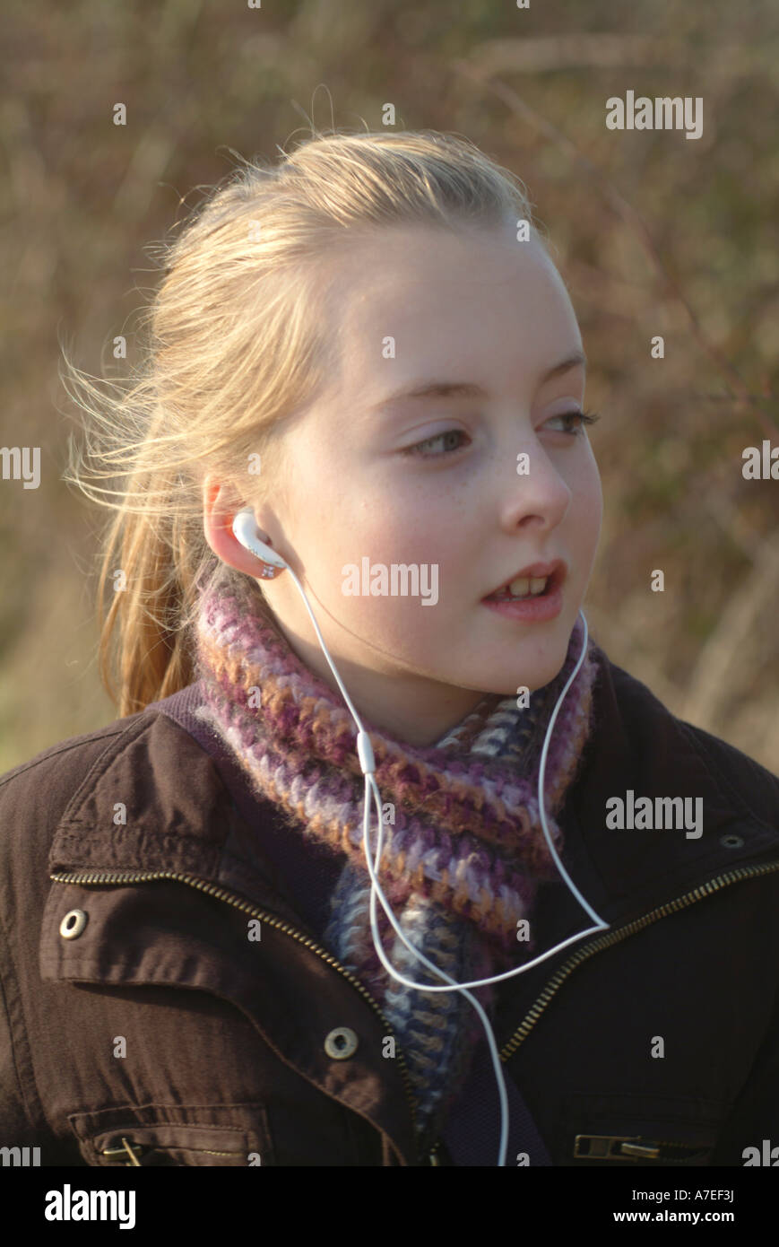 12 ans, fille, prend une ballade en campagne près de Wilkes-Barre en  Hertfordshire en écoutant son MP3 player UK Photo Stock - Alamy