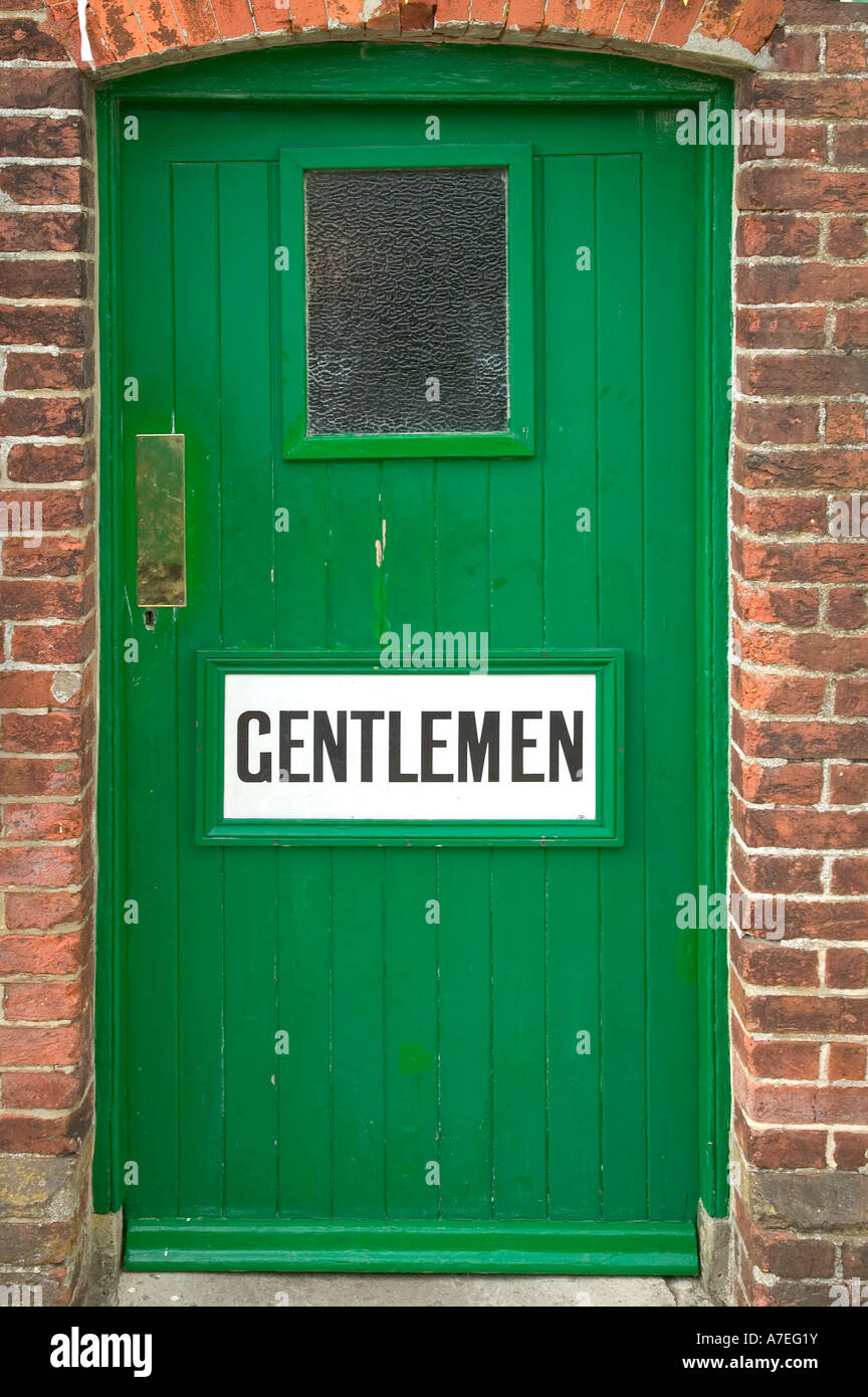 Vieille porte verte à une Gent s toilettes Banque D'Images