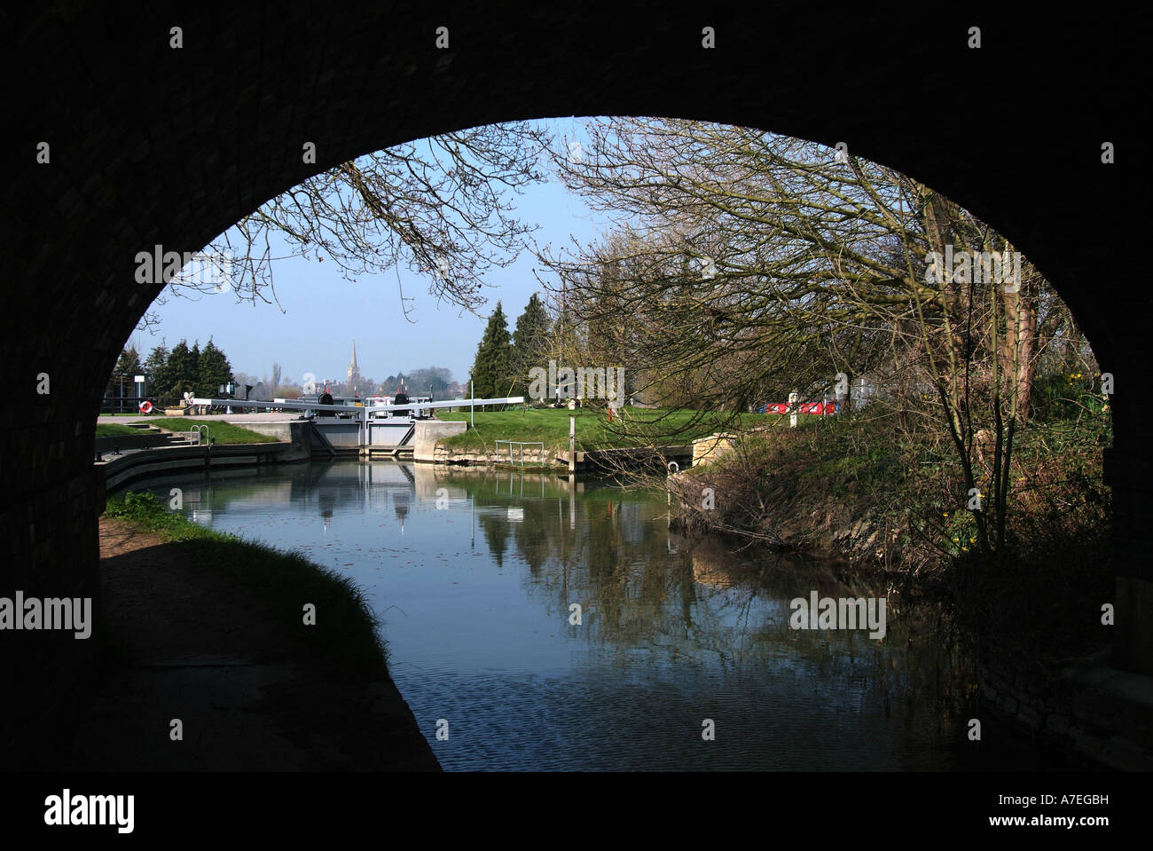 St. John's Bridge et serrure sur la Tamise dans l'Oxfordshire, Angleterre, Royaume-Uni, avec le village de Lechlade dans l'arrière-plan. Banque D'Images