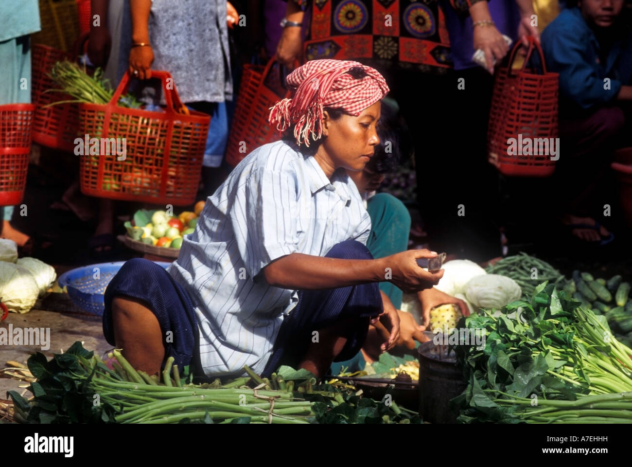 Vendeur de légumes à un marché de rue à Phnom Penh Banque D'Images