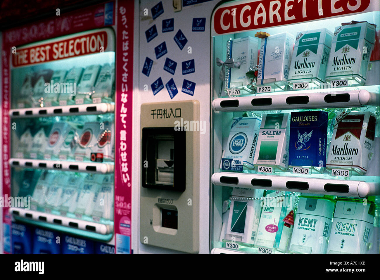Distributeur automatique de cigarettes dans le centre de Tokyo. Banque D'Images