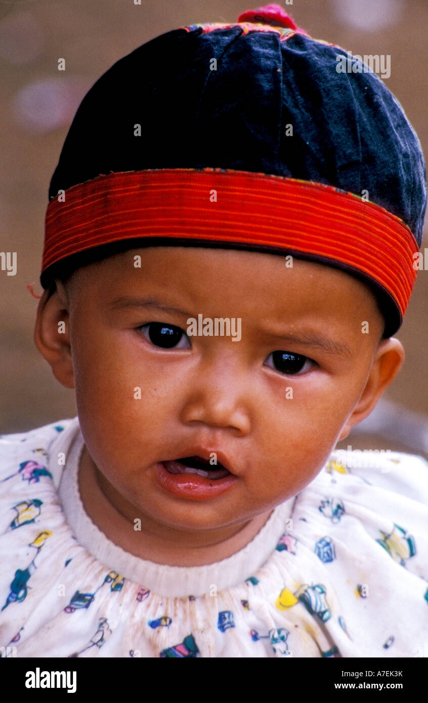 Bebe Asiatique Portant Un Chapeau Rouge Et Noir Photo Stock Alamy