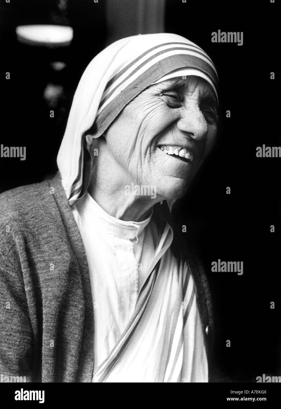 Rire, sourire mère Teresa de Calcutta. Image en noir et blanc Banque D'Images