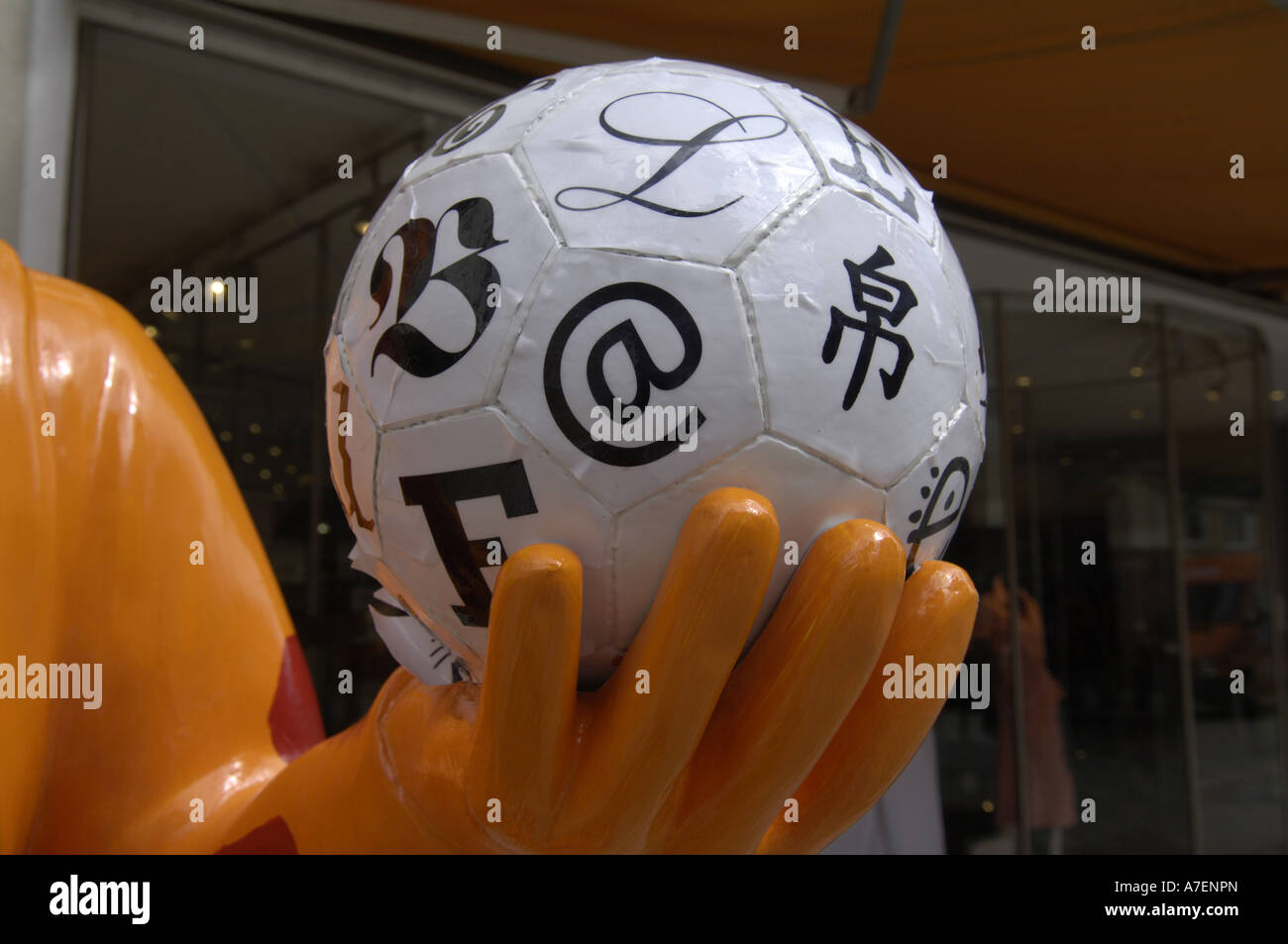 @ Types de texte blanc orange statue main courante couleur couleur football ballon horizontal Banque D'Images