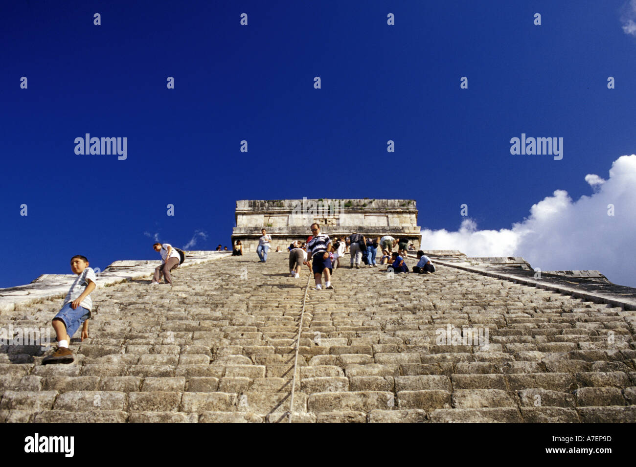 Le Mexique, Yucatan. En ordre décroissant d'Kukulkan-Quetzalcoatl pyramide carrée ; Chichen Itza ruines, civilisation Maya, 7th-13th C. Banque D'Images