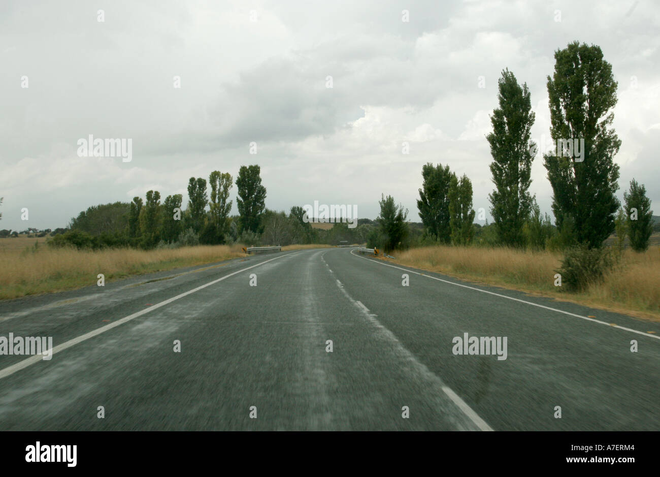 La conduite en Australie Le gouvernement fédéral l'autoroute près de Canberra en Australie Banque D'Images