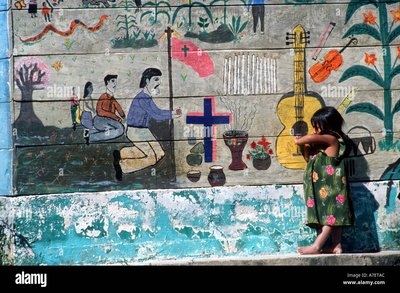 Le Mexique, Chiapas, Forêt Lacandone. Les enfants indiens Tzeltal en dehors de l'église et l'école dans l'établissement. Banque D'Images