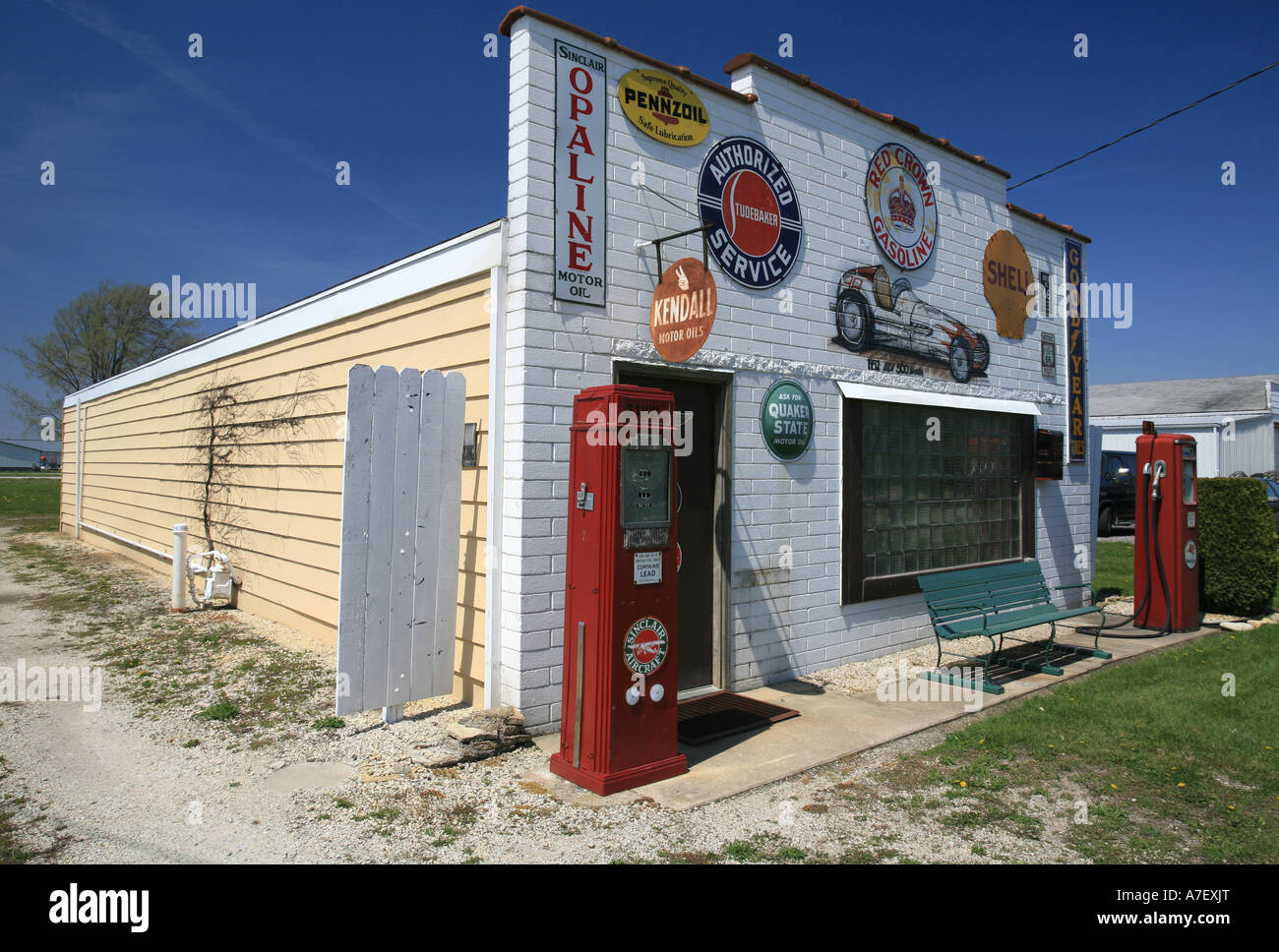 Signes historiques à un garage à côté de la route 66, Illinois, États-Unis Banque D'Images