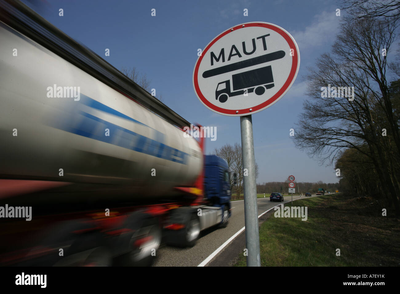 Les camions sont le passage d'un signe qui signifie qu'ils sont sur une route à péage Banque D'Images