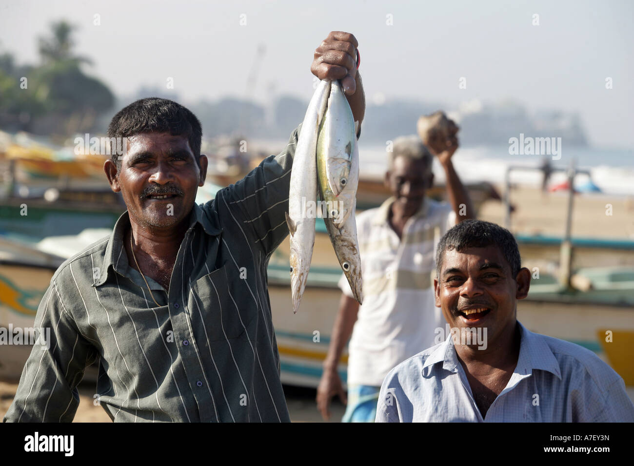 Les pêcheurs sur la plage de Colombo, Sri Lanka Banque D'Images