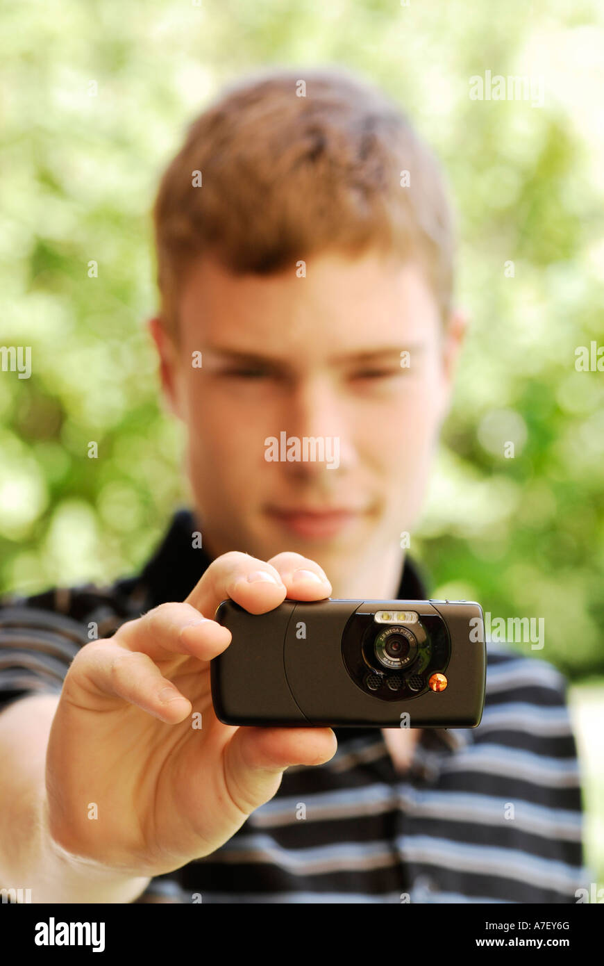 Teen prend une photo avec un téléphone mobile Banque D'Images