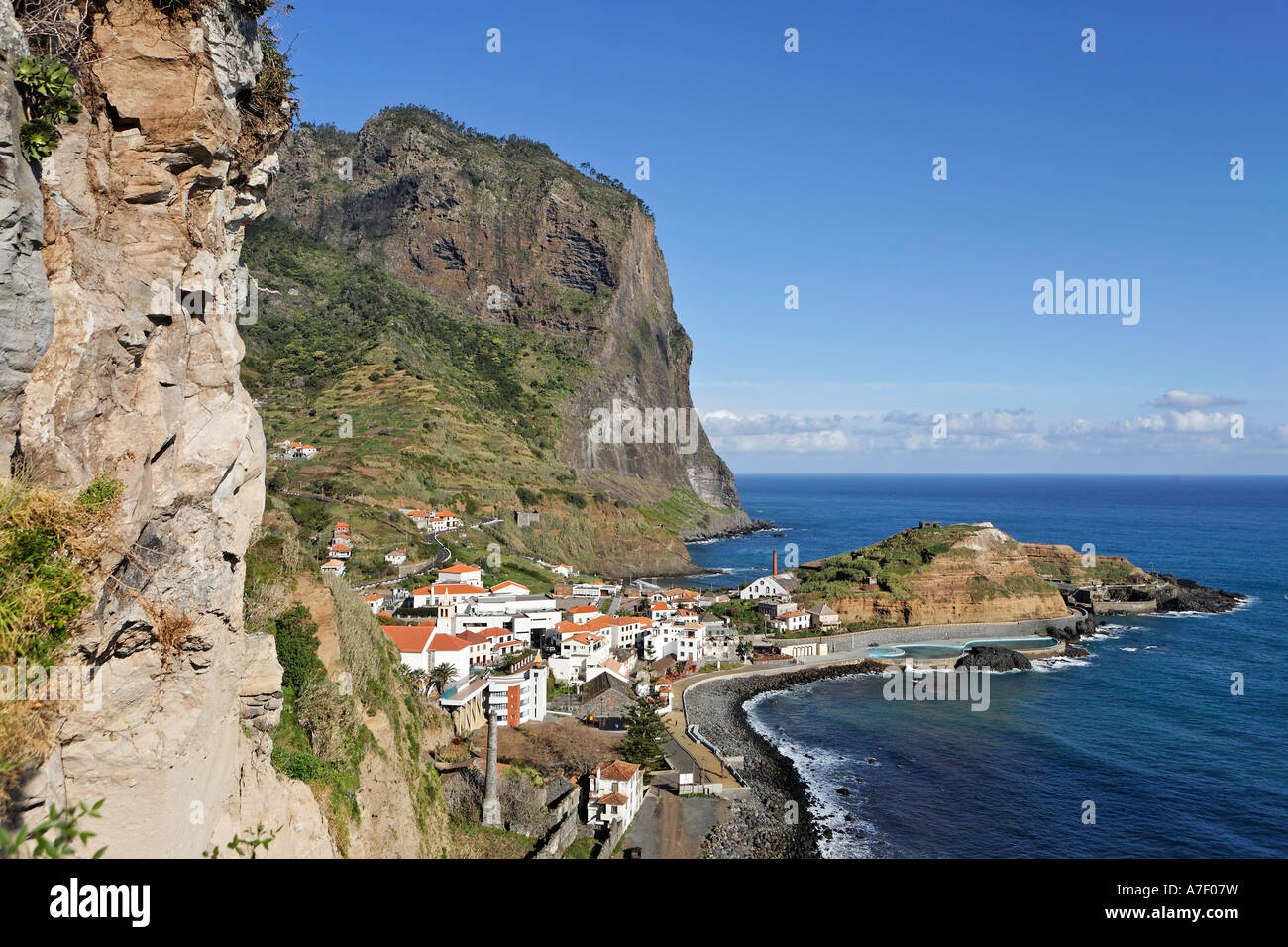 Un joli village sur la côte du Nord, Porto da Cruz, Madeira, Portugal Banque D'Images