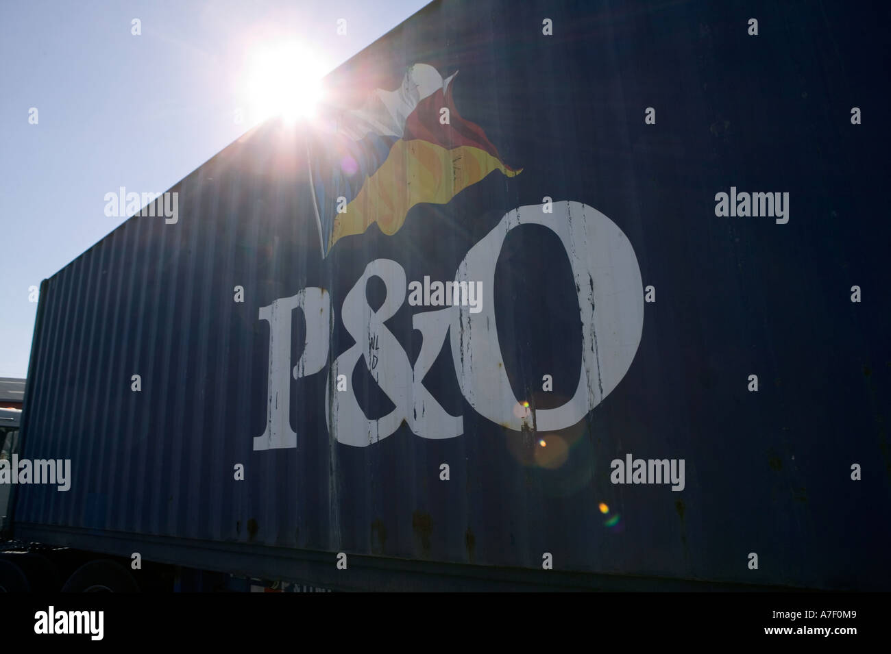 Vue d'un P O conteneur sur un camion dans le port de Newark Container Terminal à Newark USA 24 févr. 2006 Banque D'Images