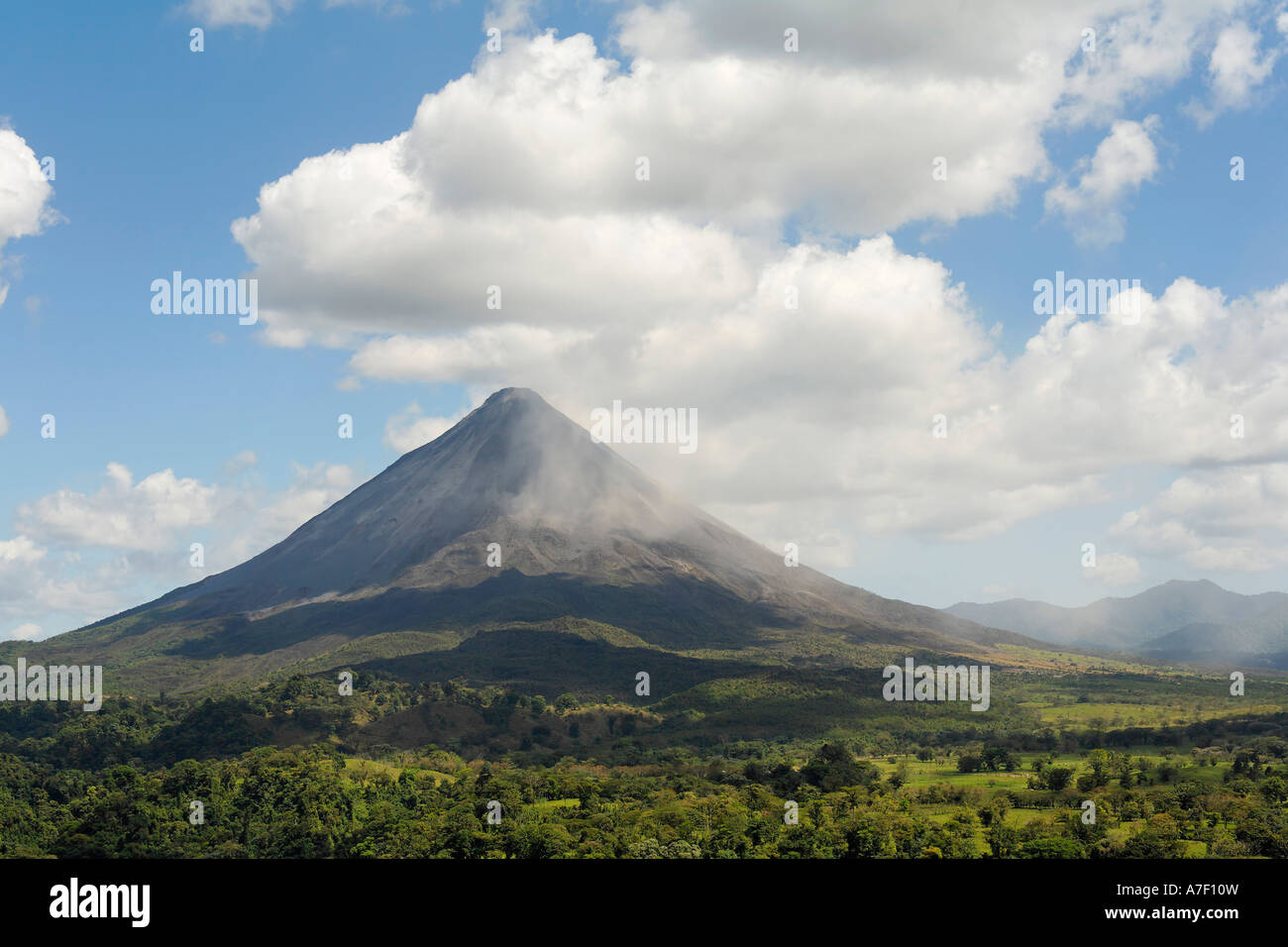 Volcan actif Arenal près de Fortuna, Costa Rica Banque D'Images