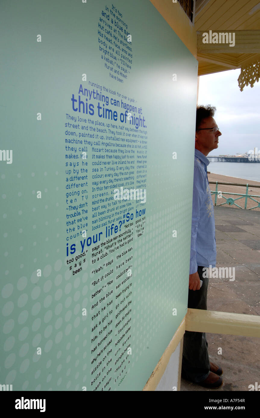 Auteur William Shaw avec une courte histoire sur un front de cafe wall Banque D'Images