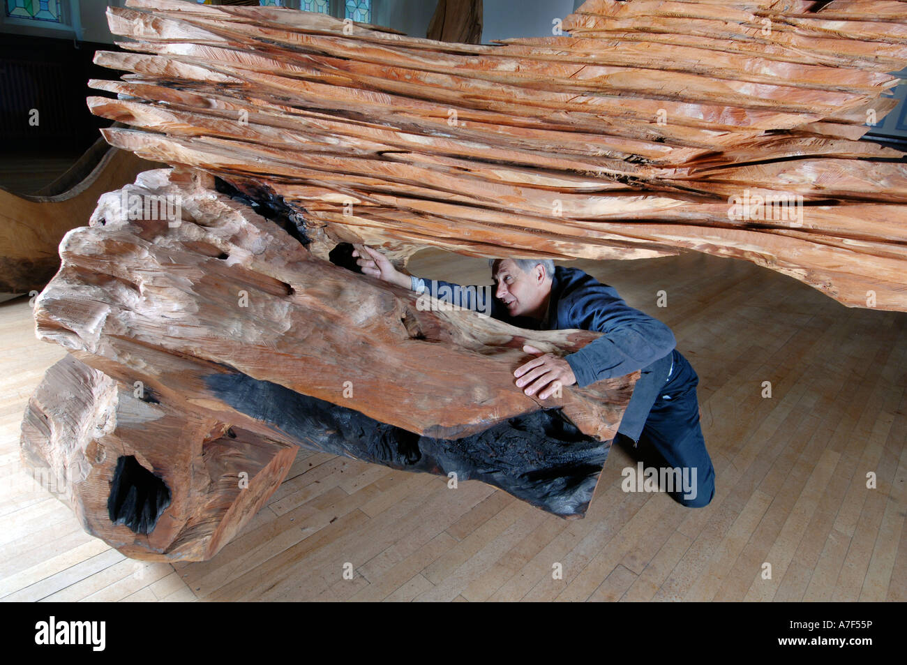 Sculpteur David Nash avec son nouveau travail conceptuel sculptés en bois d'If Banque D'Images