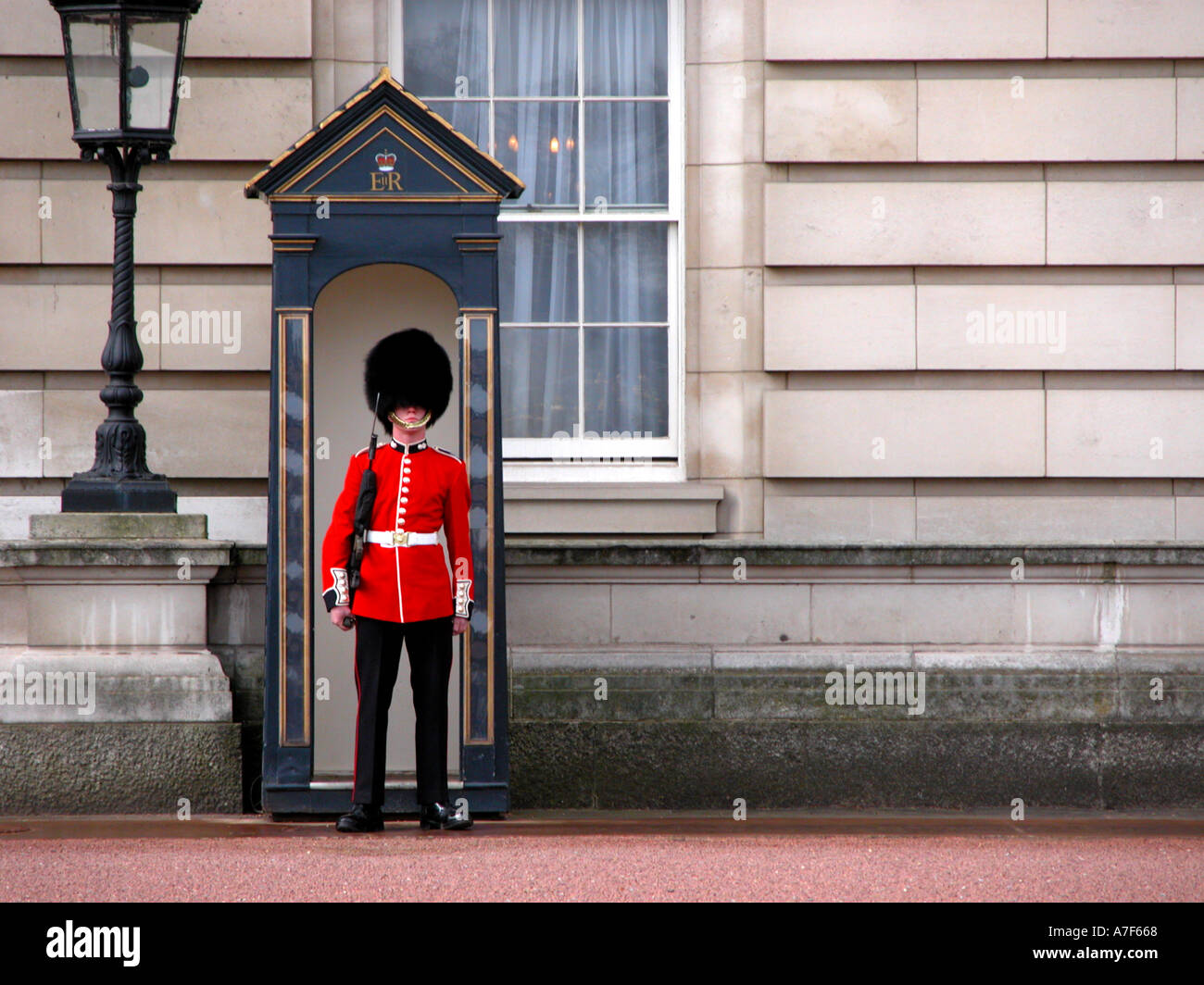 Grenadier Garde Royale à Buckingham Palace Londres Royaume-Uni Banque D'Images