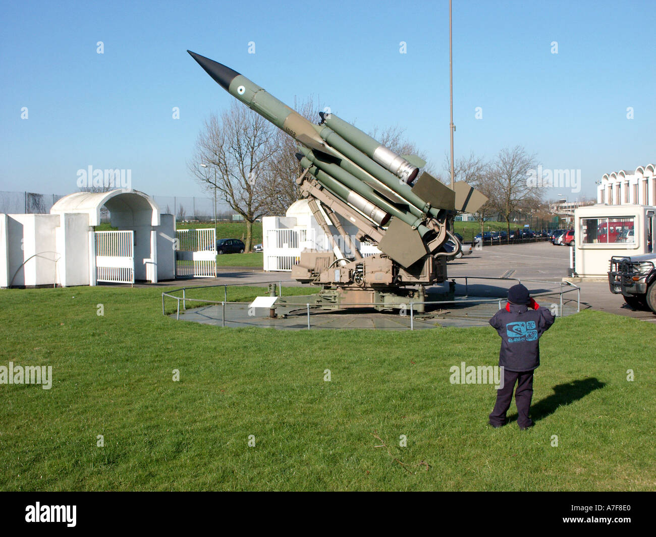 Royal Air Force Museum London Hendon missiles Bloodhound à l'entrée principale boy taking photo England UK Banque D'Images