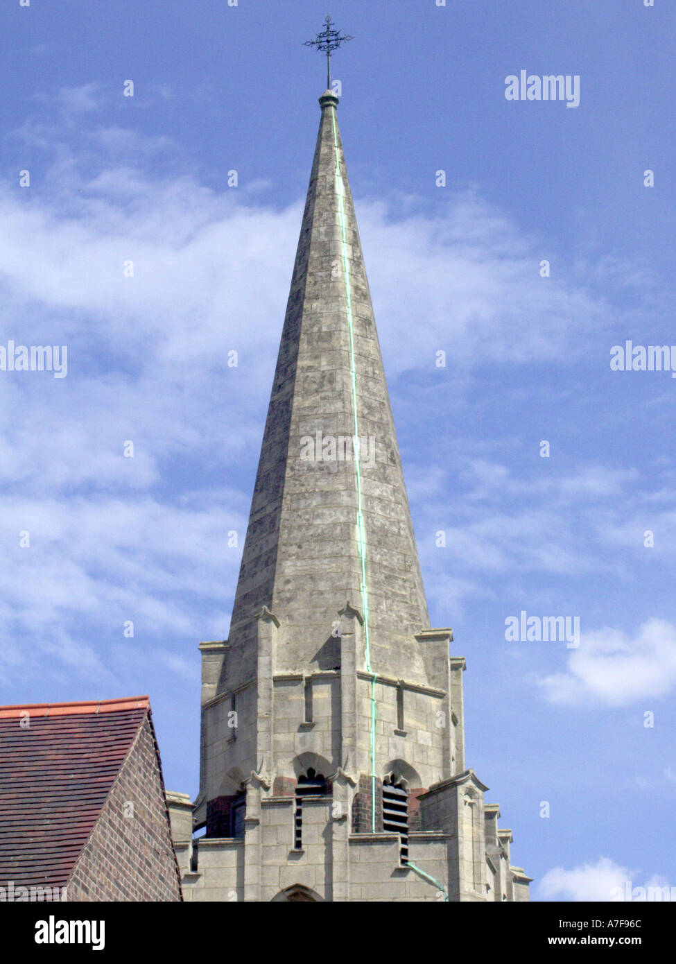 Gros plan de la flèche vulnérable de l'église montrant un paratonnerre externe en cuivre altéré à une couleur patine verte Bedford Bedfordshire Angleterre Royaume-Uni Banque D'Images
