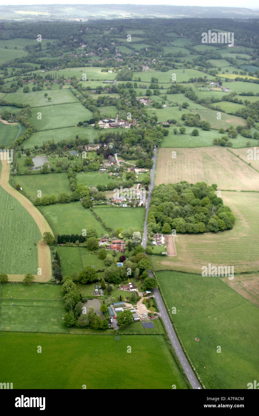 Vue aérienne oblique de haut niveau au nord-est de champs bâtiments agricoles sud-est de l'alevinage dans le Kent England UK Oxted Banque D'Images