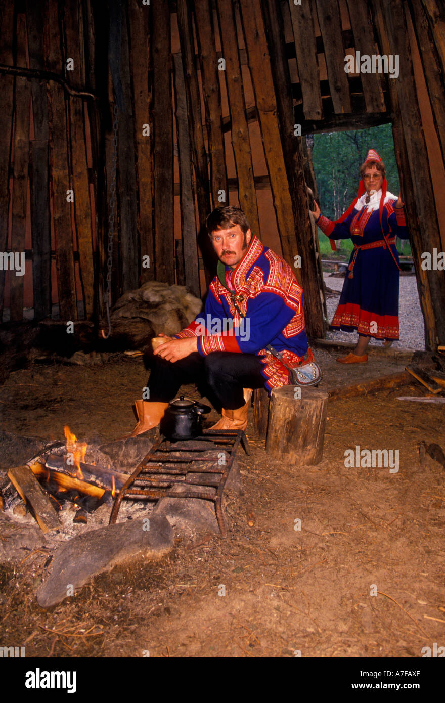 Sami sami, Sami, homme femme, à l'intérieur de lodge, lodge, Konttaniemi élevage de rennes, au nord de Rovaniemi, au-delà du cercle arctique, Laponie, Finlande Banque D'Images Sami sami, Sami, homme femme, à l'intérieur de lodge, lodge, Konttaniemi élevage de rennes, au nord de Rovaniemi, au-delà du cercle arctique, Laponie, Finlande Banque D'Images