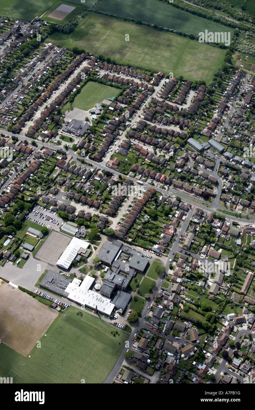 Vue aérienne oblique de haut niveau au sud-ouest du terrain de sport school zone résidentielle de Corringham Essex England UK Banque D'Images