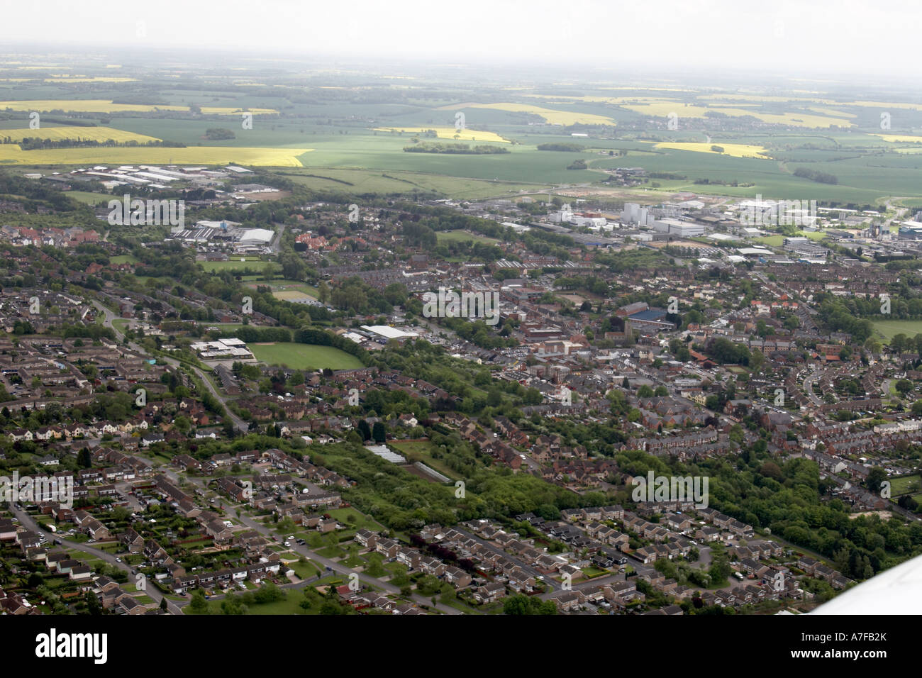 Vue aérienne oblique de haut niveau à l'est des bâtiments résidentiels industrial estate terrain de sport à Haverhill, Suffolk CB9 Banque D'Images