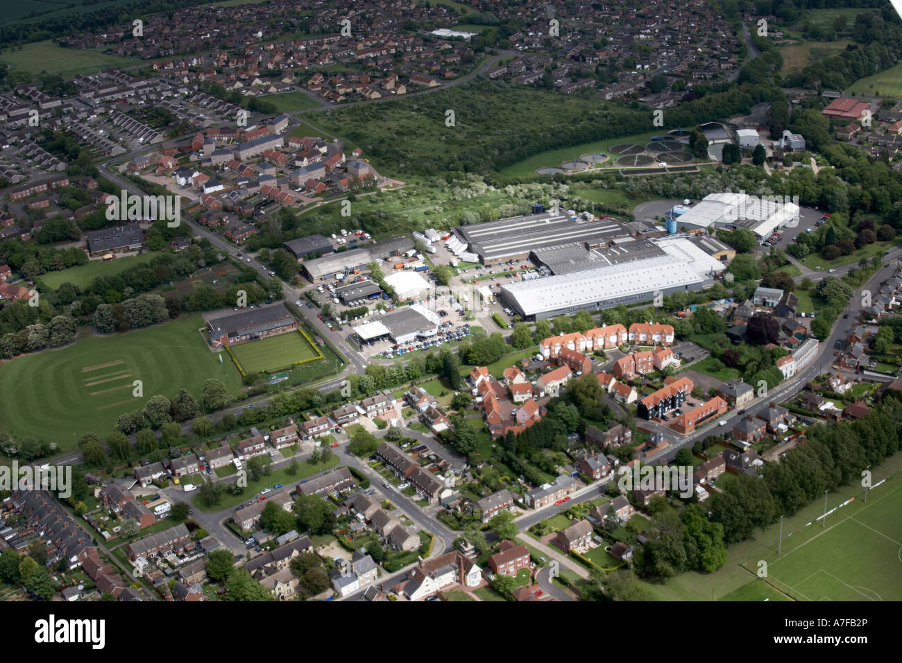 Vue aérienne oblique de haut niveau à l'est des bâtiments résidentiels industrial estate water works terrain de sport Haverhill, Suffolk CB9 Banque D'Images