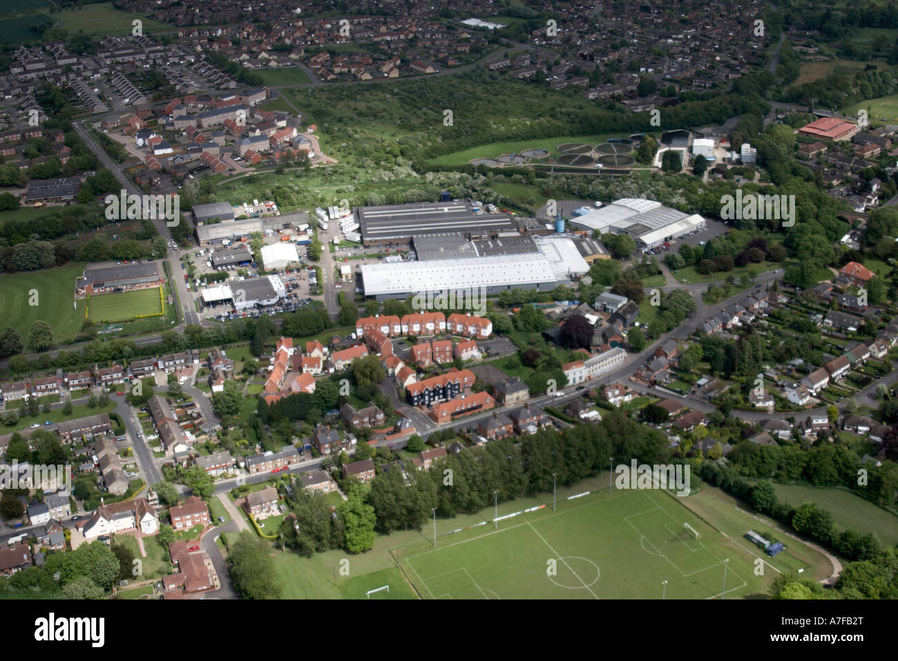 Vue aérienne oblique de haut niveau à l'est des bâtiments résidentiels industrial estate water works terrain de sport Haverhill, Suffolk CB9 Banque D'Images