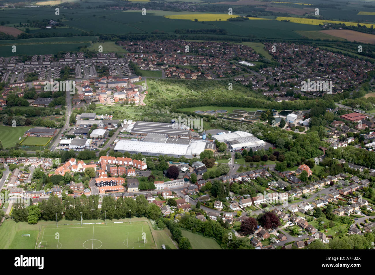 Vue aérienne oblique de haut niveau à l'est des bâtiments résidentiels industrial estate water works terrain de sport Haverhill, Suffolk CB9 Banque D'Images