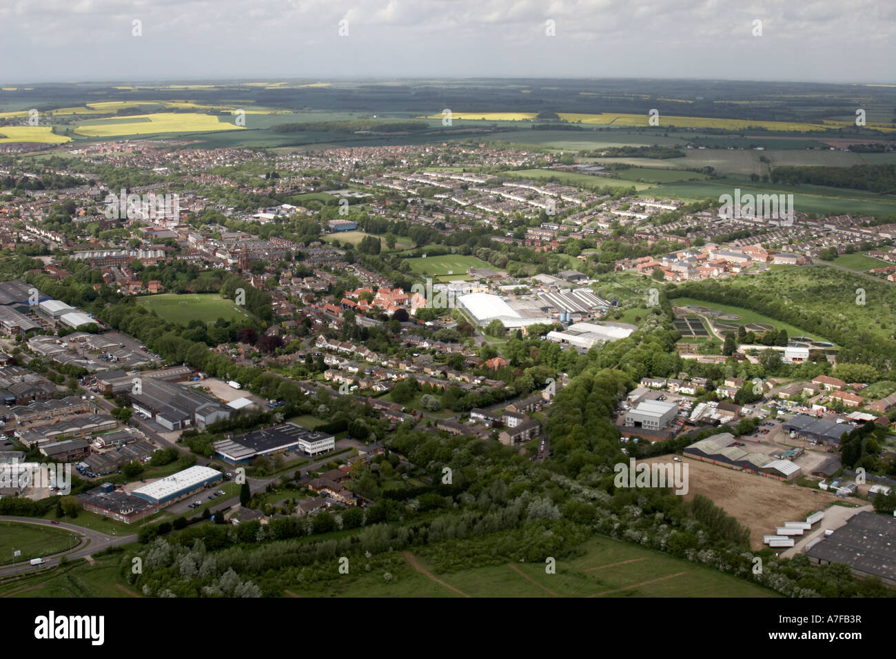 Vue aérienne oblique de haut niveau à l'est des bâtiments résidentiels industrial estate water works terrain de sport Haverhill, Suffolk CB9 Banque D'Images